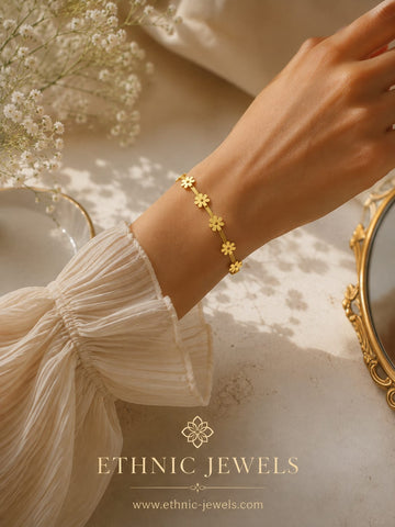 🌸 Elegant Gold Floral Bracelet – Delicate Daisy Charm