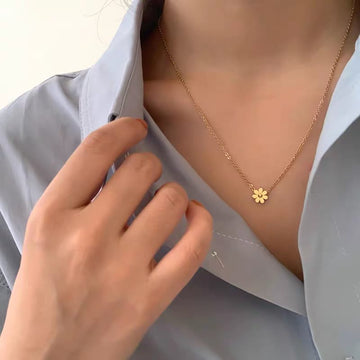 Dainty Gold Daisy Pendant Necklace